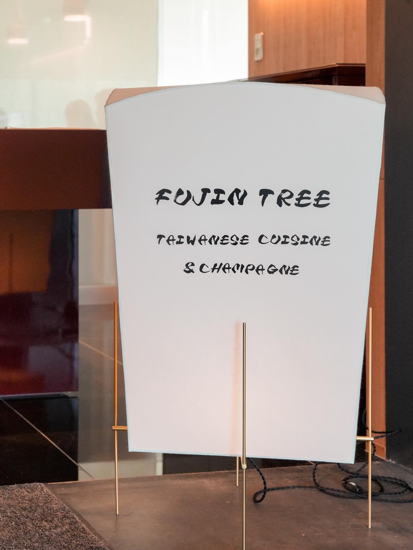 原宿クエスト店の大きく象徴的な窓に