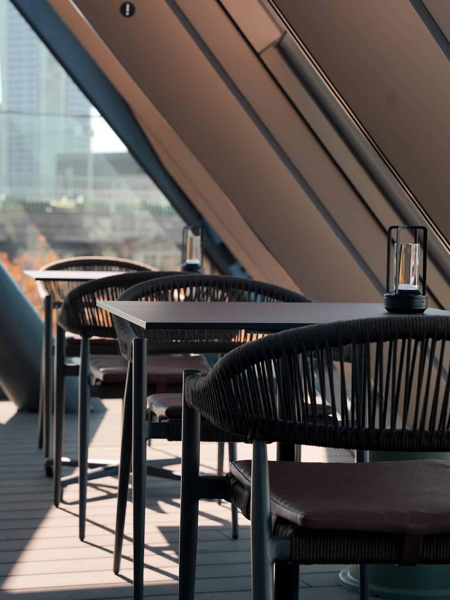 原宿クエスト店の大きく象徴的な窓に