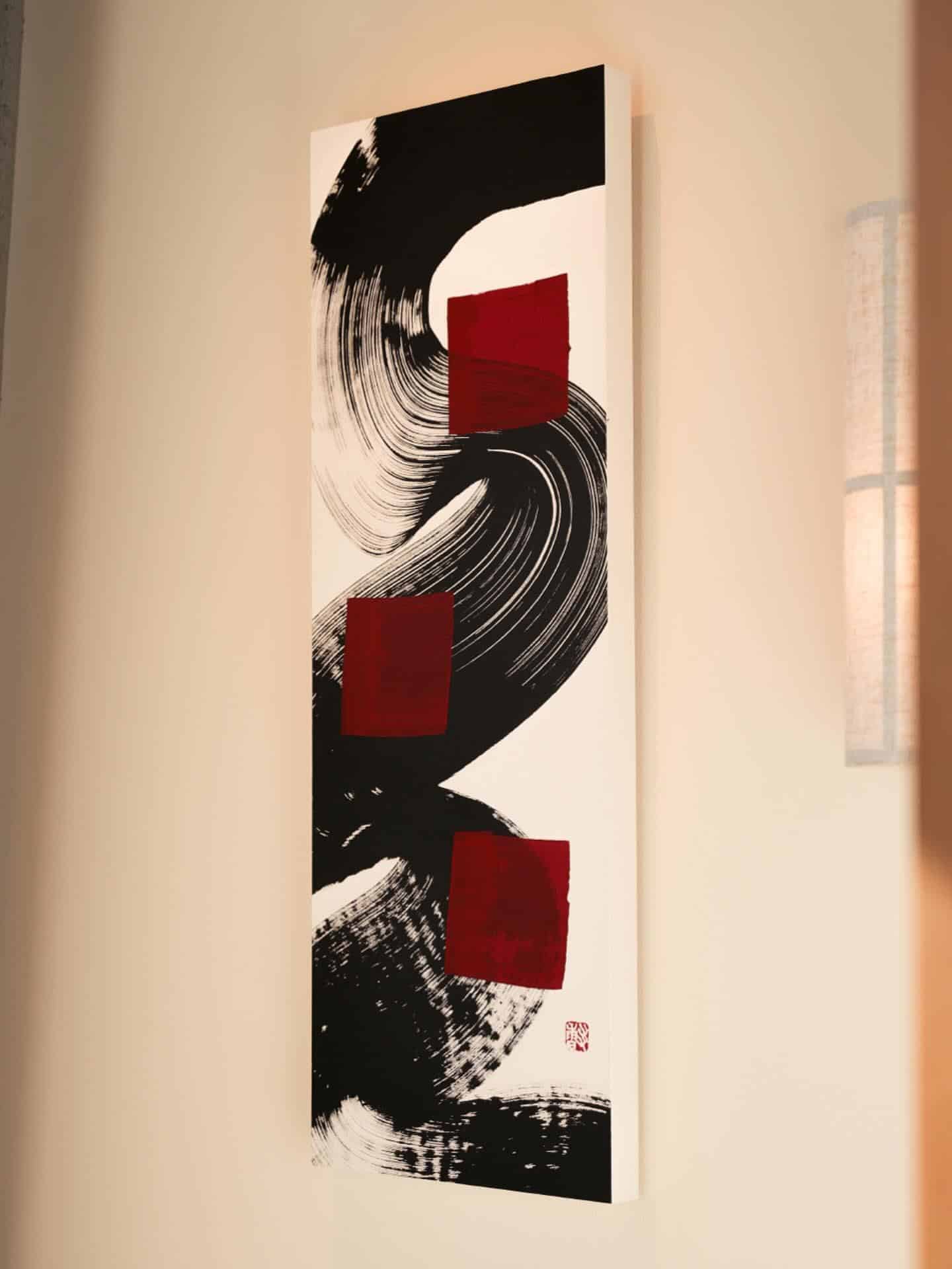 原宿クエスト店は、ダイナミックな窓に囲まれた